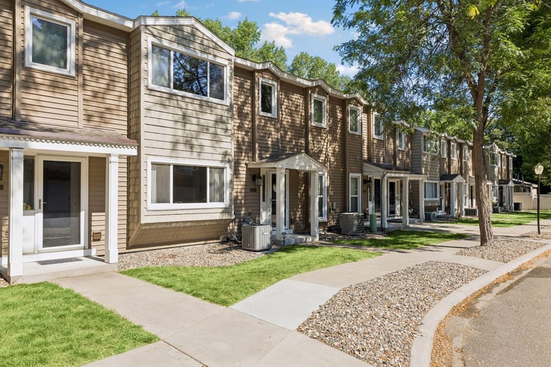 438 Pondridge Cir, Wayzata, MN 55391