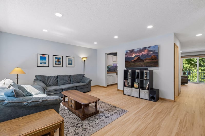 438 Pondridge Cir, Wayzata, MN 55391
