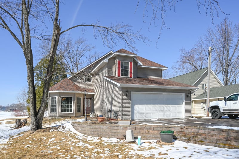 27180 Lakewood Dr NW, Isanti, MN 55040