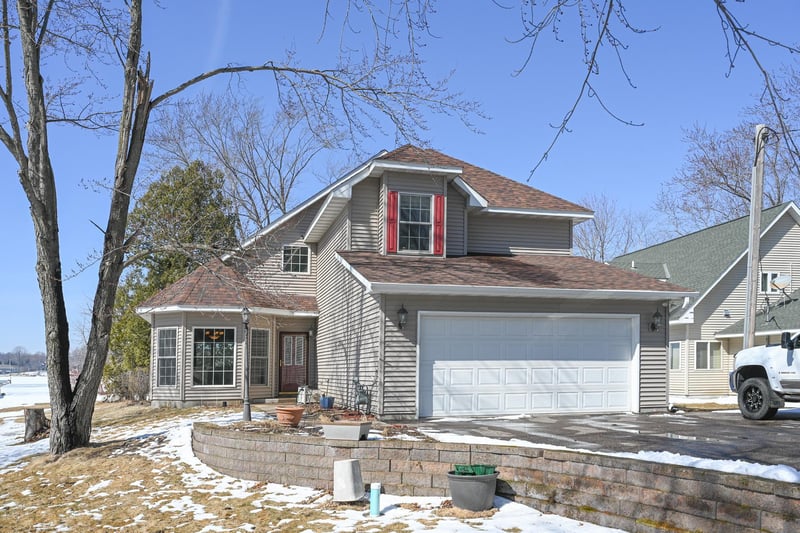27180 Lakewood Dr NW, Isanti, MN 55040