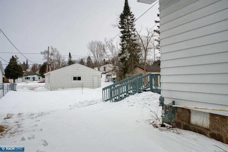 411 9th St NW, Chisholm, MN 55719
