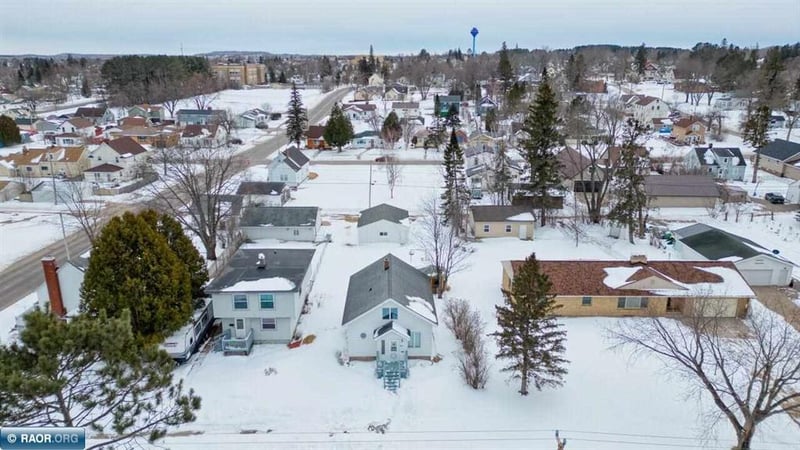 411 9th St NW, Chisholm, MN 55719