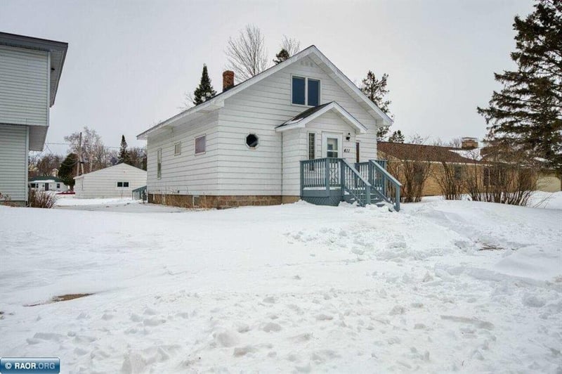 411 9th St NW, Chisholm, MN 55719