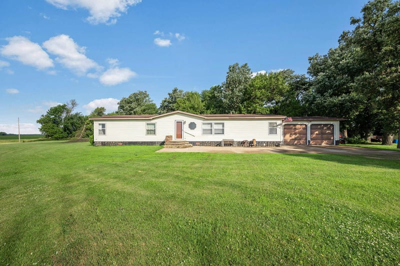 1734 40th St, Ceylon, MN 56121