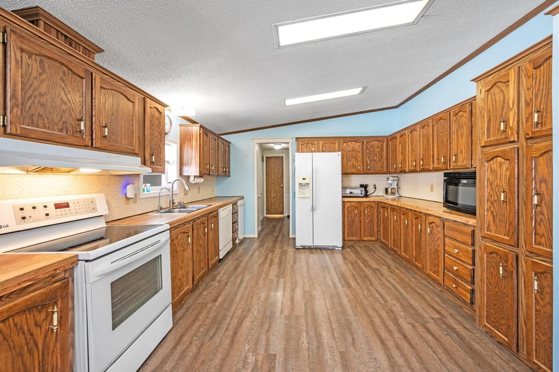 1734 40th St, Ceylon, MN 56121