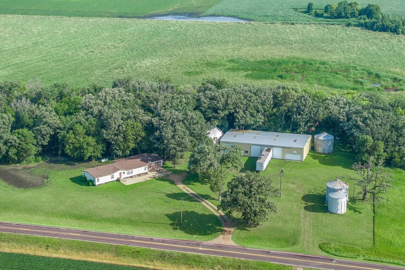 1734 40th St, Ceylon, MN 56121
