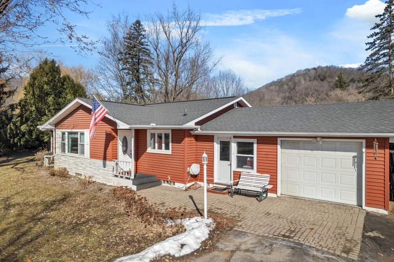 W394 Bluff Siding Rd, Fountain City, WI 54629