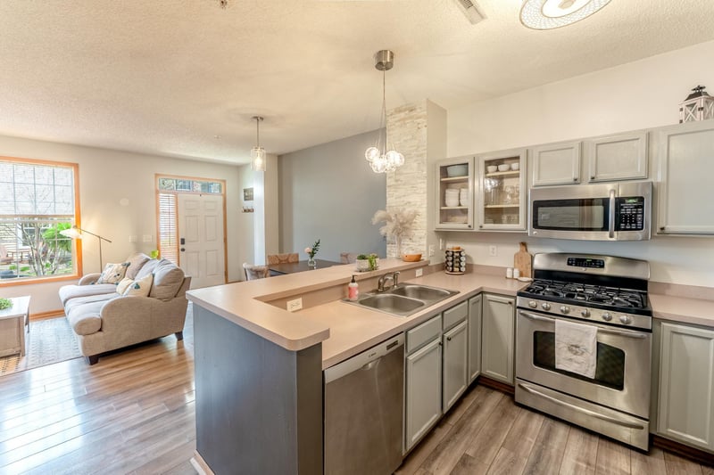 1586 Woodlynn Ave #2, Maplewood, MN 55109
