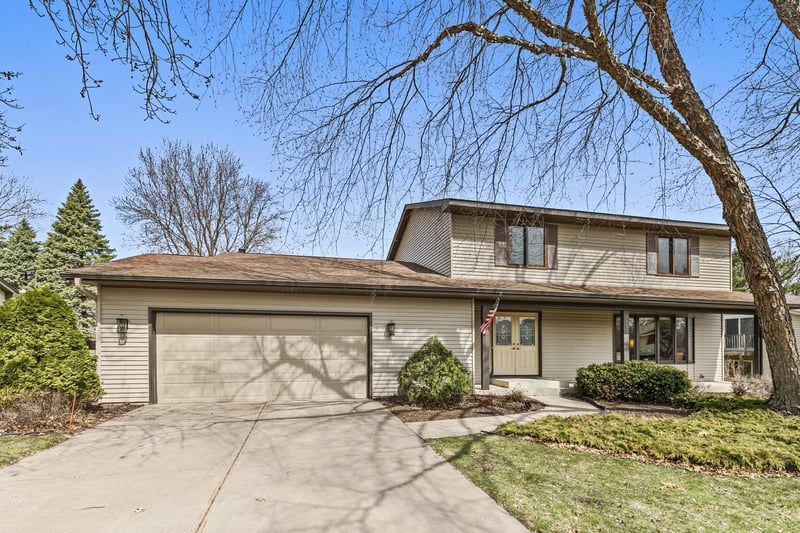1181 Karth Lake Dr, Arden Hills, MN 55112