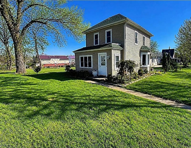 110 Mill St W, Winthrop, MN 55396