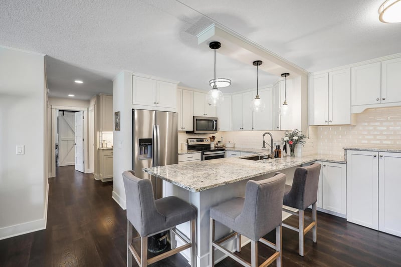 10511 Cedar Lake Rd #212, Minnetonka, MN 55305
