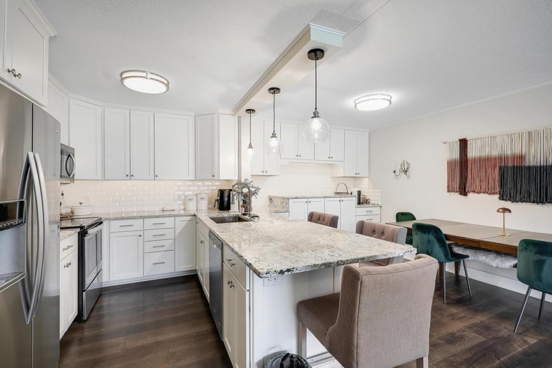 10511 Cedar Lake Rd #212, Minnetonka, MN 55305