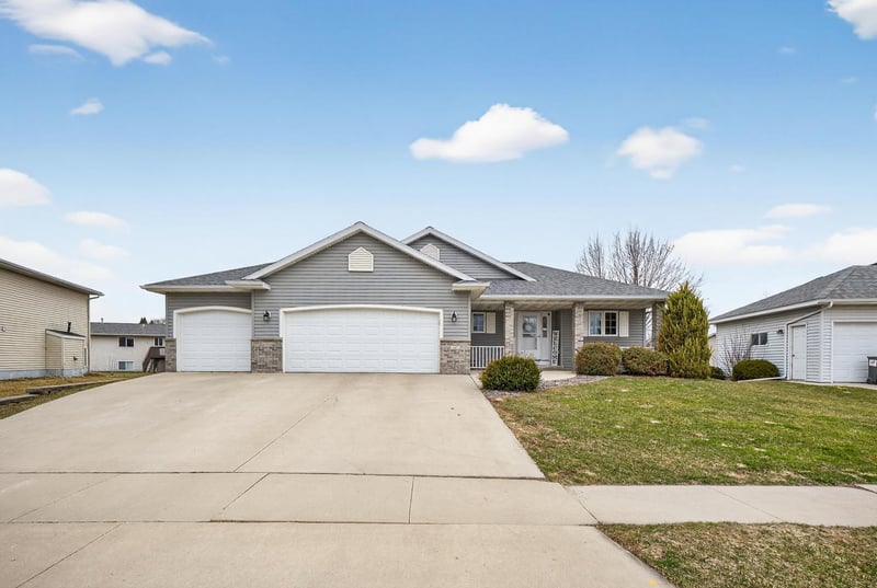 607 12th Ave NE, Stewartville, MN 55976