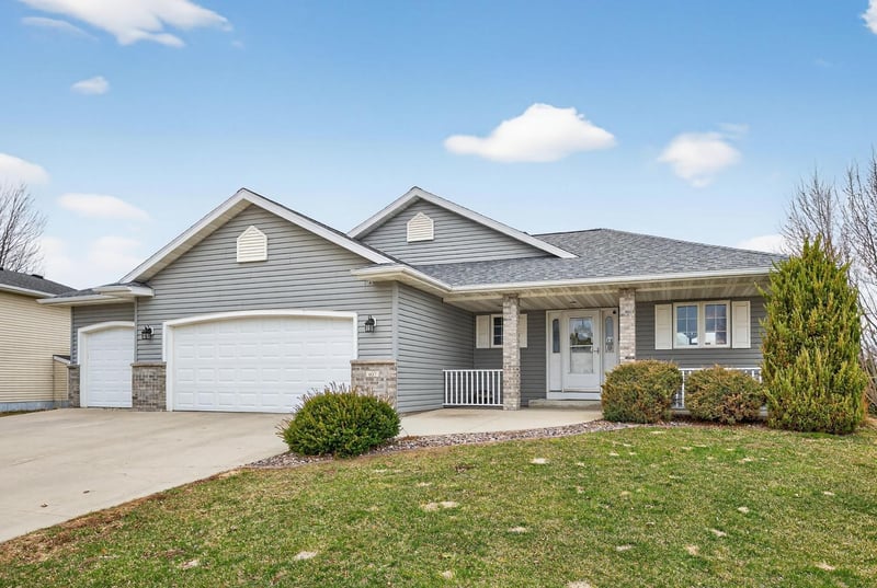 607 12th Ave NE, Stewartville, MN 55976