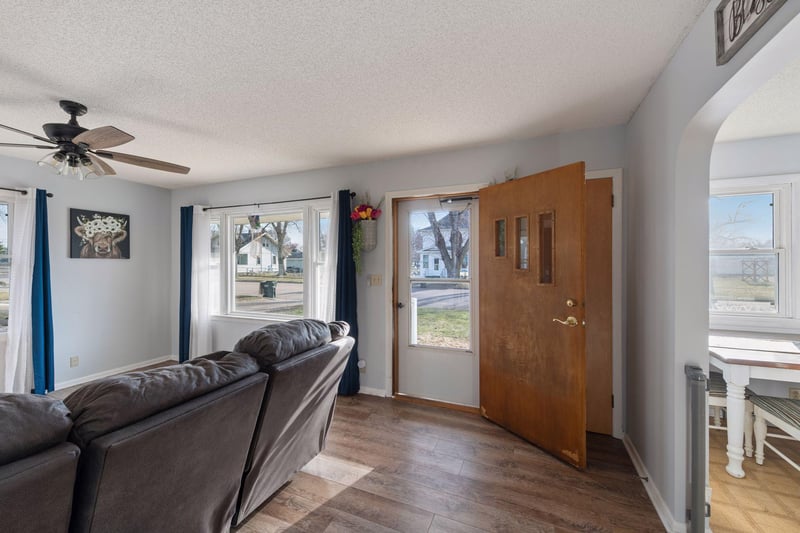 211 Hickory St S, Lester Prairie, MN 55354