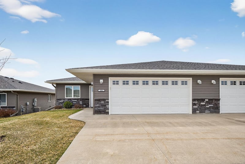 406 Tee Box Ln NE, Stewartville, MN 55976