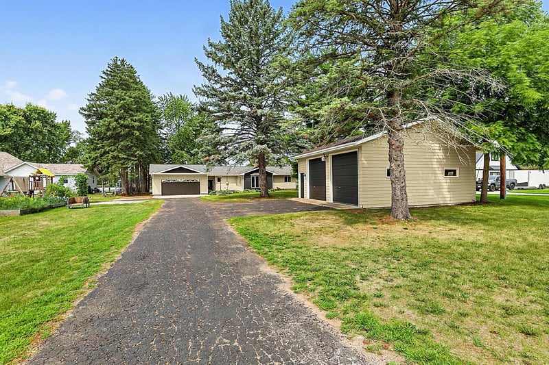 5565 NE River Rd, Sauk Rapids, MN 56379