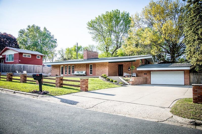 130 Fairlawn Ave E, Winsted, MN 55395