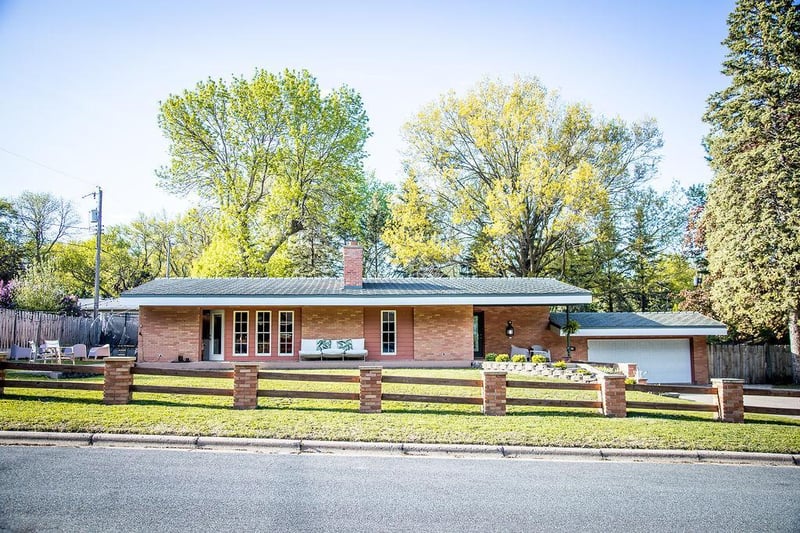 130 Fairlawn Ave E, Winsted, MN 55395