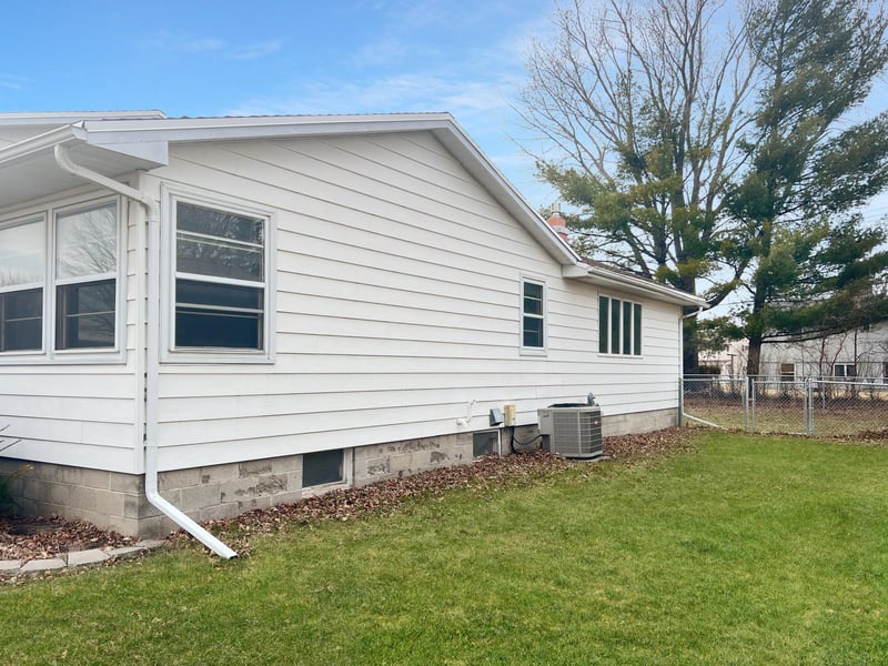 1122 S State St, Fairmont, MN 56031