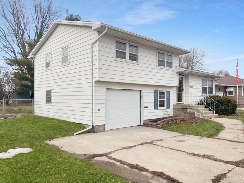 1122 S State St, Fairmont, MN 56031