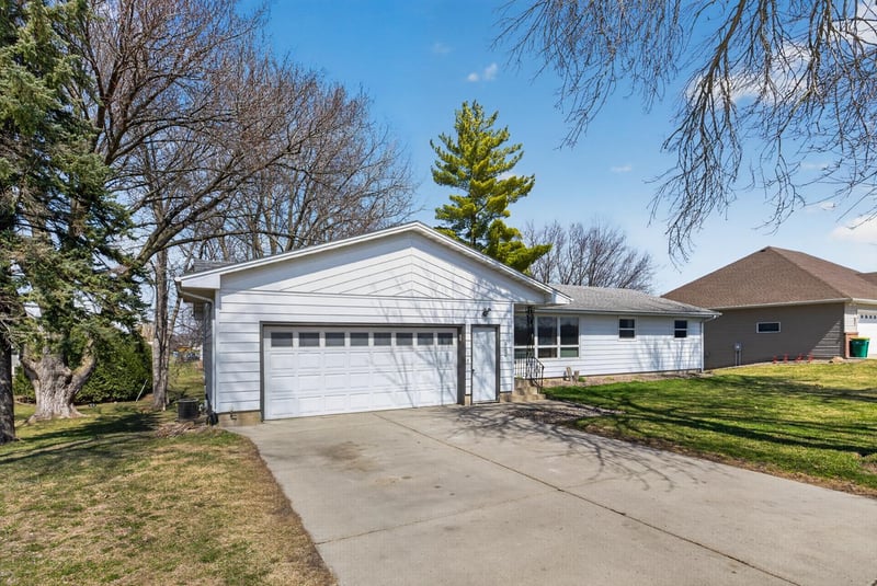420 5th St SE, Pine Island, MN 55963