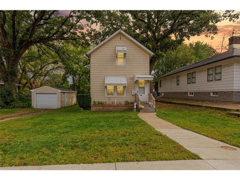 414 3rd St NE, Waseca, MN 56093