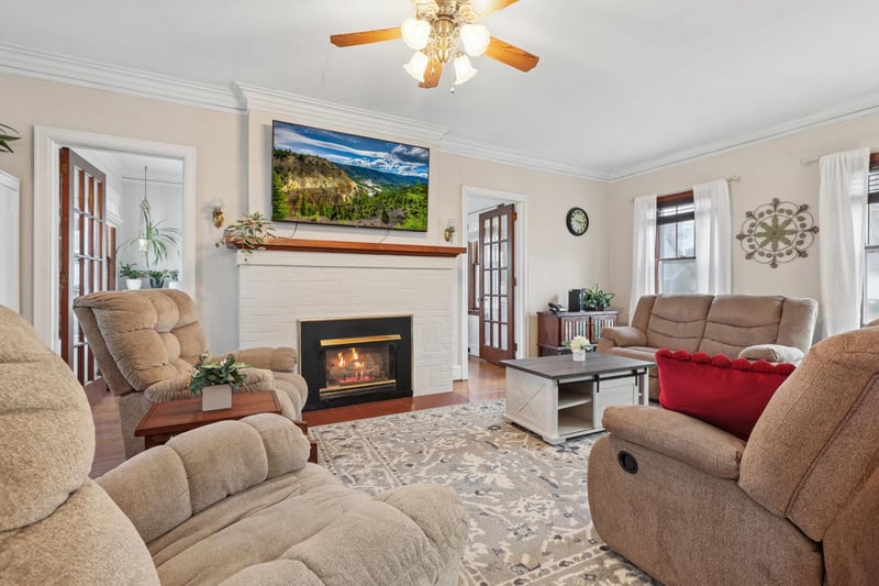 508 N Hennepin St, Winthrop, MN 55396