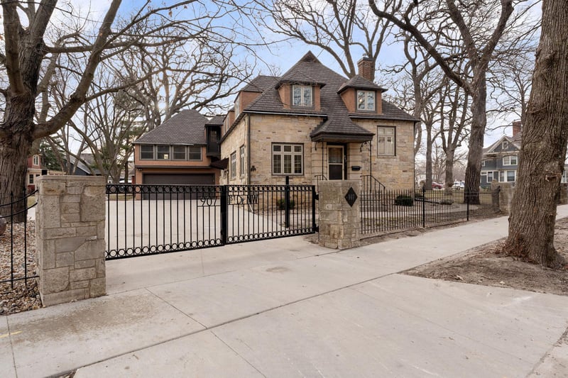 907 1st Dr NW, Austin, MN 55912