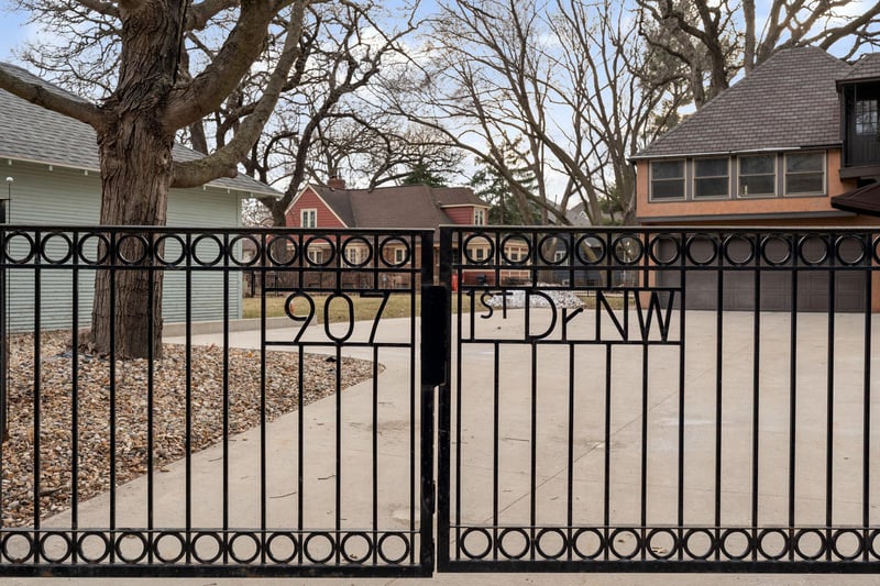 907 1st Dr NW, Austin, MN 55912