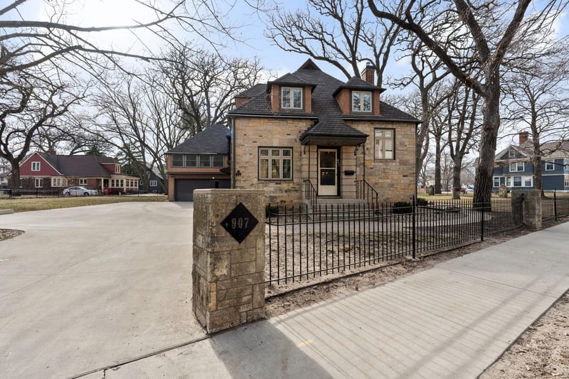907 1st Dr NW, Austin, MN 55912