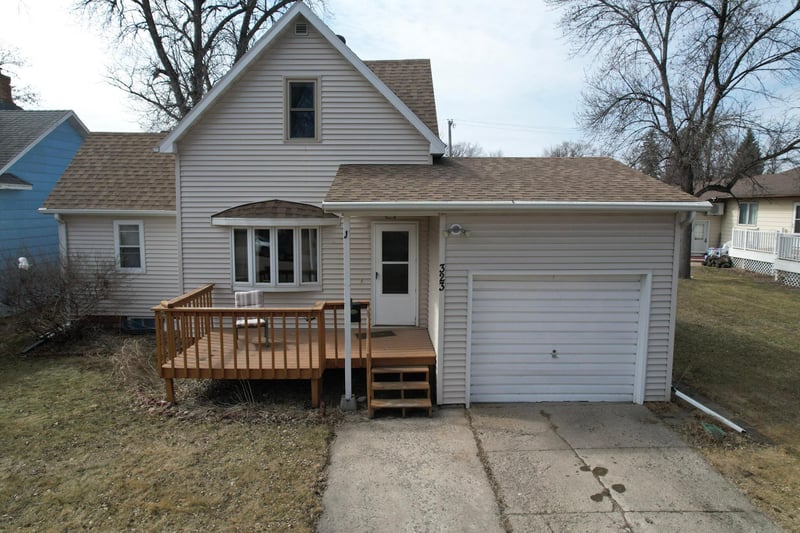 323 10th St N, Breckenridge, MN 56520