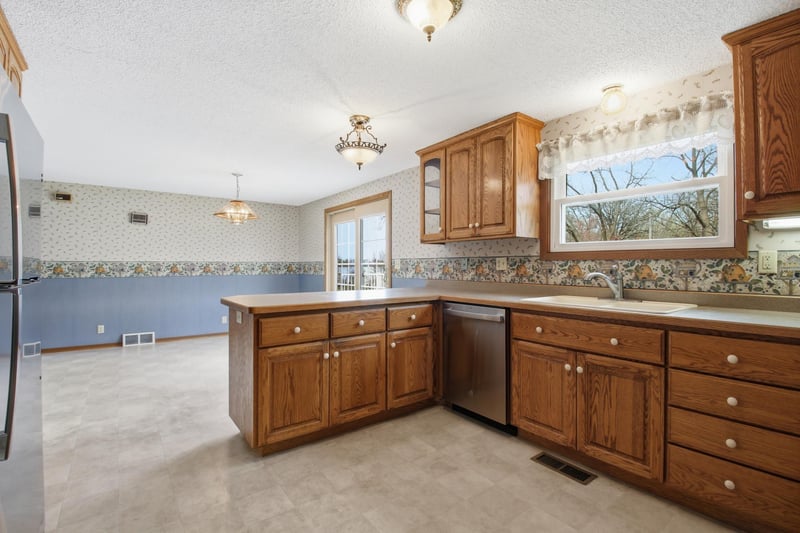 114 4th St N, Grove City, MN 56243