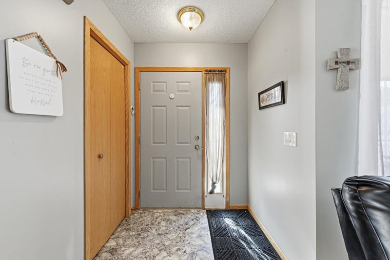 15215 Greenhaven Way, Burnsville, MN 55306