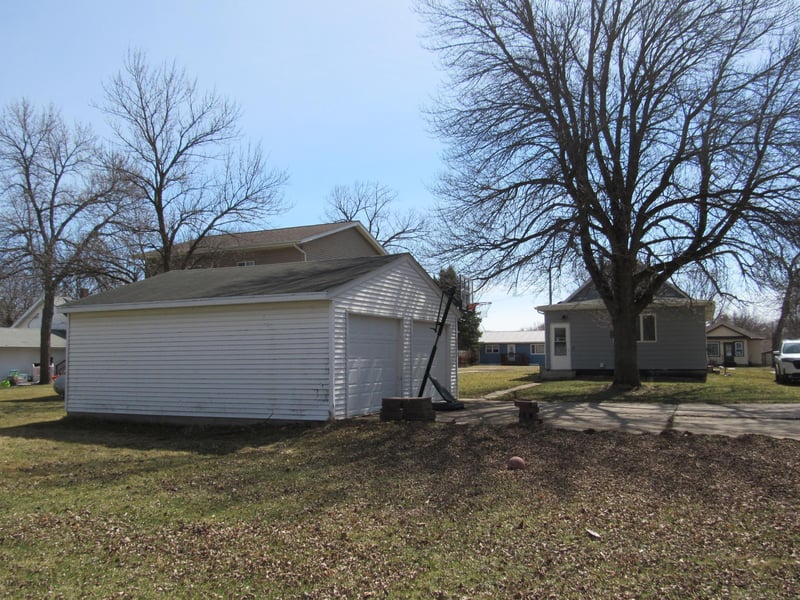 302 W 5th Ave, Lakefield, MN 56150