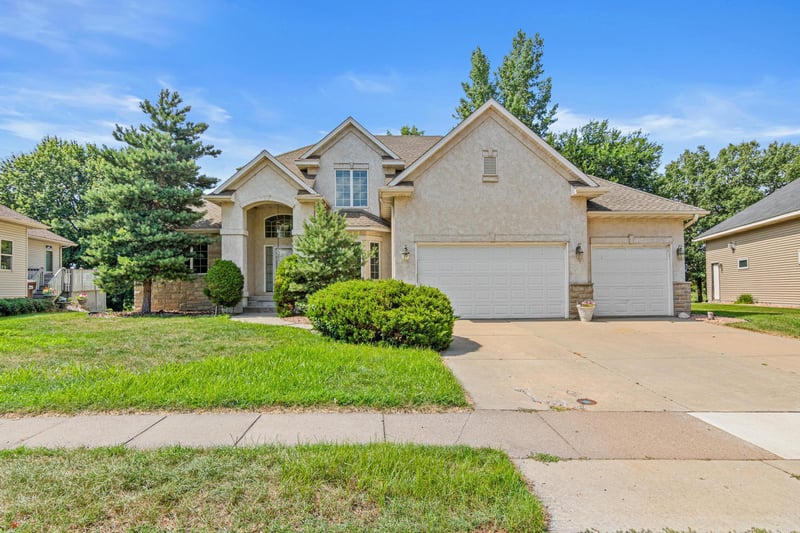 8304 9th St N, Oakdale, MN 55128