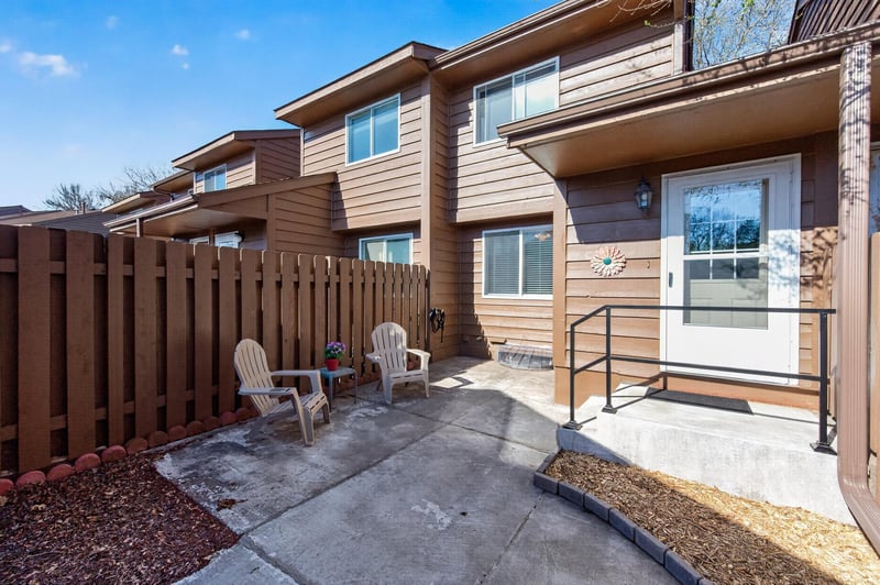 2457 Crestwood Dr, North Saint Paul, MN 55109