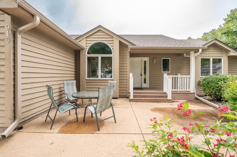 910 Deercreek Pw, Belle Plaine, MN 56011