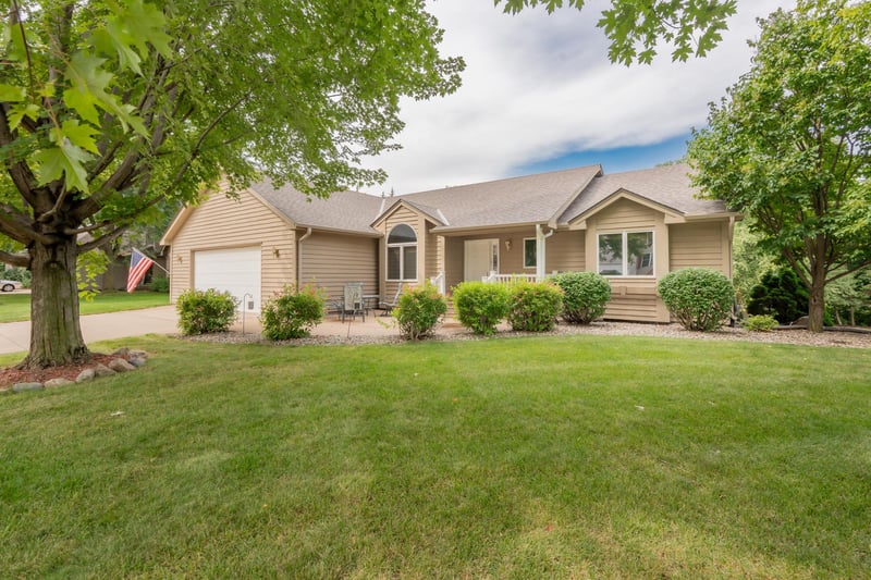 910 Deercreek Pw, Belle Plaine, MN 56011