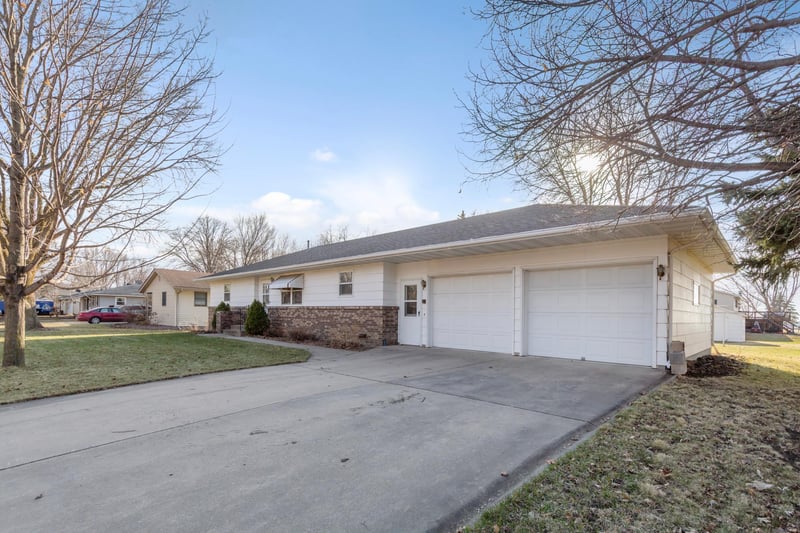 580 N Waterville Ave, Le Center, MN 56057