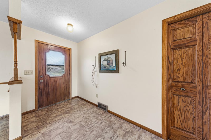 580 N Waterville Ave, Le Center, MN 56057