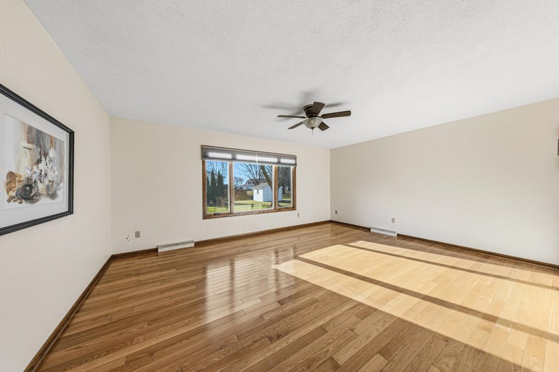 580 N Waterville Ave, Le Center, MN 56057