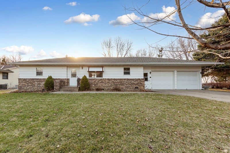 580 N Waterville Ave, Le Center, MN 56057