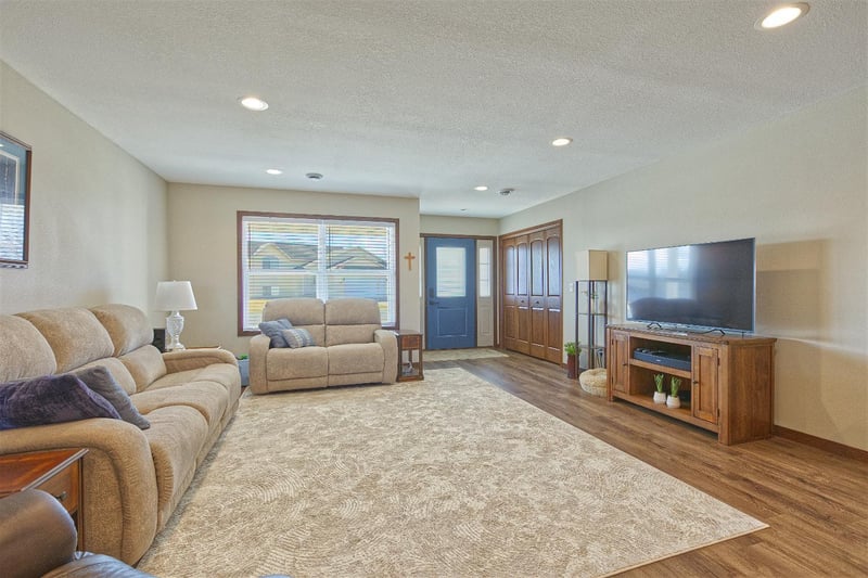 211 Century Ln, Silver Lake, MN 55381