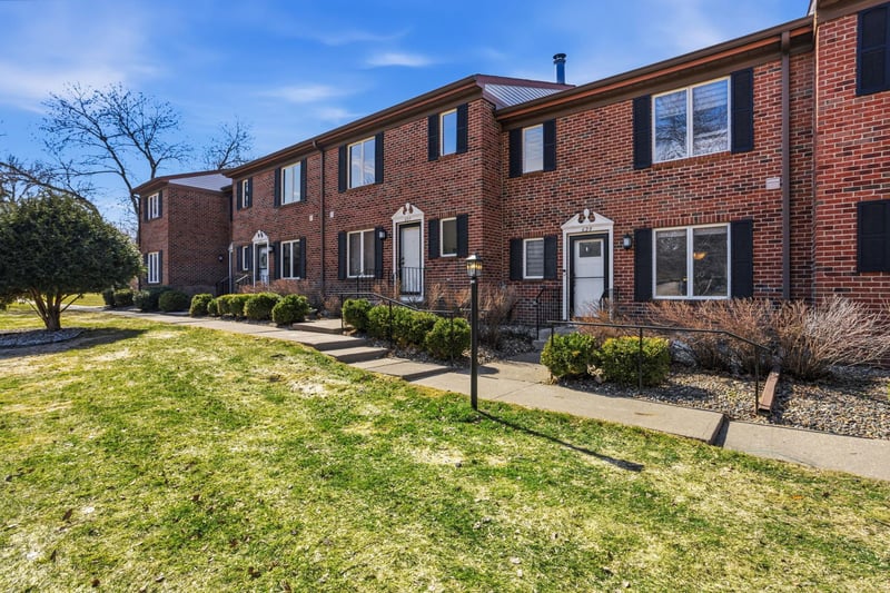 629 Maple Park Dr, Mendota Heights, MN 55118