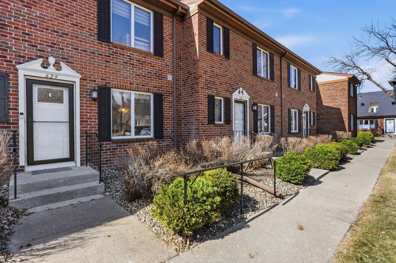 629 Maple Park Dr, Mendota Heights, MN 55118