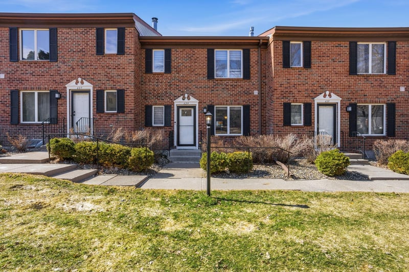 629 Maple Park Dr, Mendota Heights, MN 55118