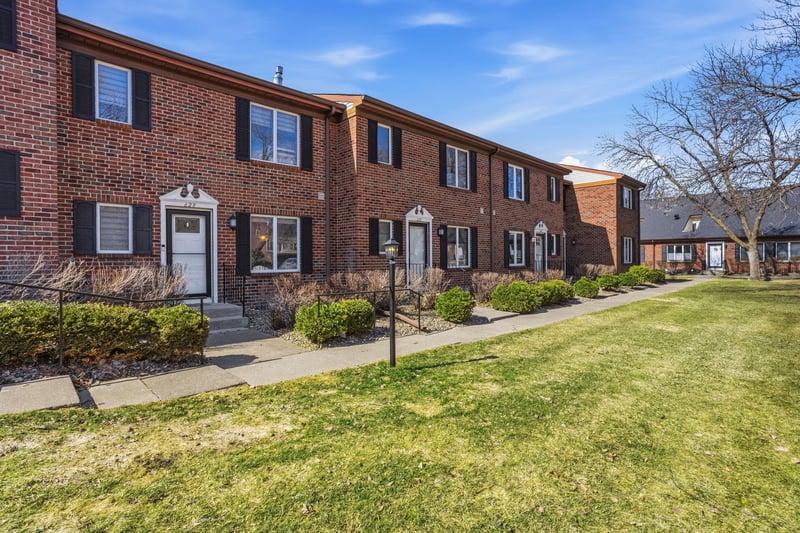 629 Maple Park Dr, Mendota Heights, MN 55118