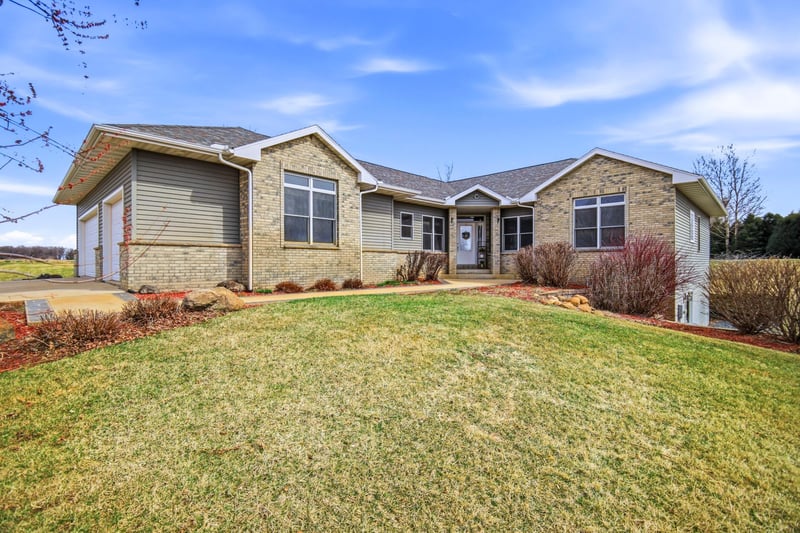 1618 27th St NW, Austin, MN 55912