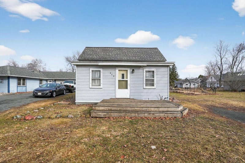 809 E Park Ave, Luck, WI 54853